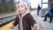 Реакция маленькой девочки на прибывающий поезд...