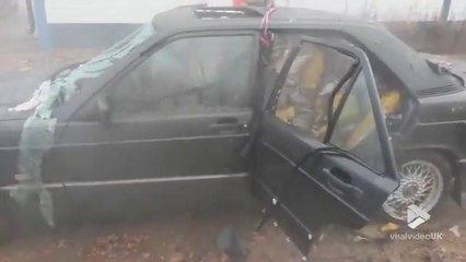 Des ouvriers détruisent une Mercedes avec un jet d'eau surpuissant... Regardez le résultat