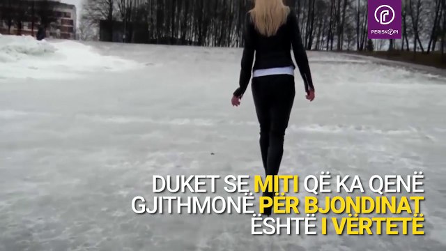 Një bjondinë, një synim, take dhe një kodër me akull