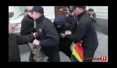 Eşcinsel yürüyüşüne maskeli 30 kişi saldırdı