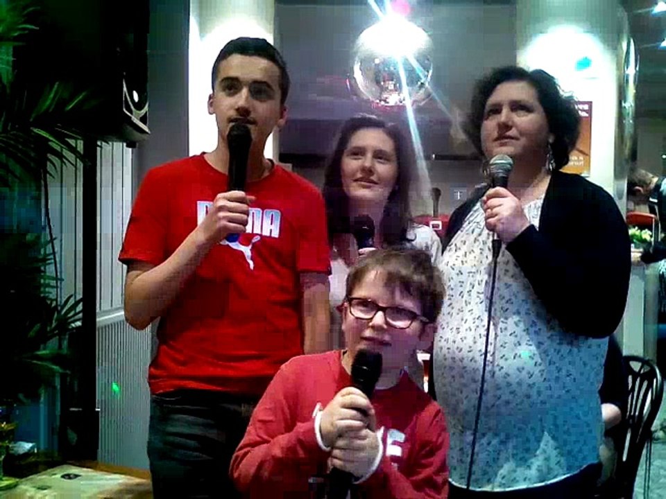 Mathieu, Nathan, Alicia et Sylvie interprètent "On écrit sur les murs" des Kids United