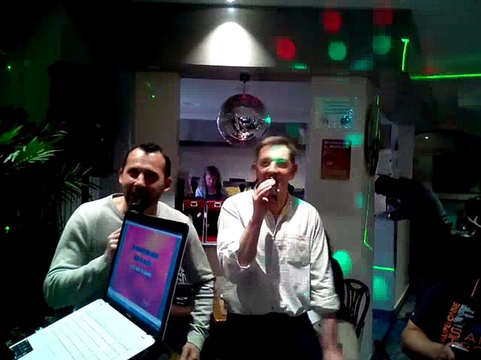 Mickaël et Philippe interprètent "Le lundi au soleil" de Claude François
