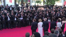 Cannes: l'équipe du film d'Arnaud Desplechin sur les marches