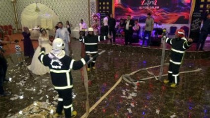 İtfaiyeci Çiftin Düğününü, İtfaiyeciler Bastı