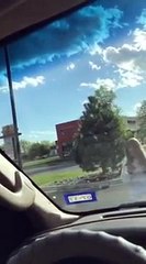 Une femme totalement folle attaque une voiture armé d'un couteau