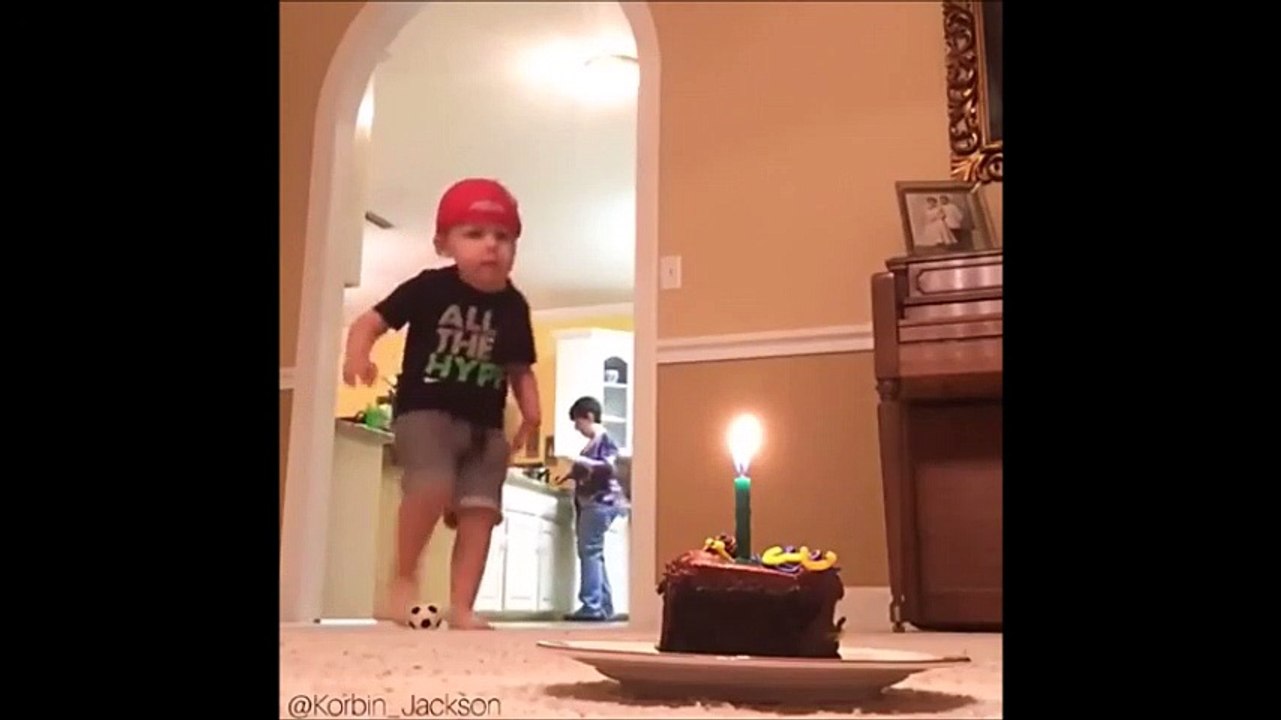 Il réussit à éteindre la bougie de son gâteau en shootant dans son ballon