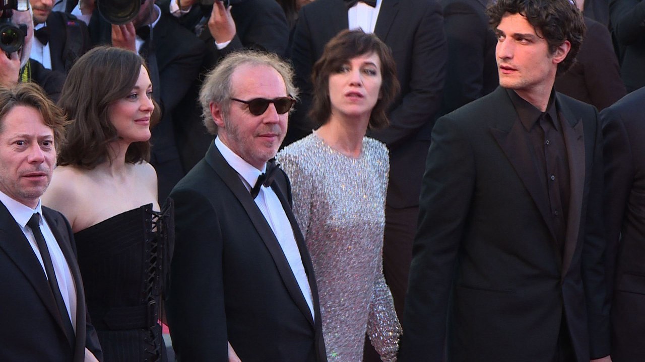 Cannes: l'équipe du film d'Arnaud Desplechin sur les marches