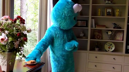 下载视频: T-REX attacks COOKIE MONSTER - SPIDERMAN Superhero Prank - Superheroes In Real Life