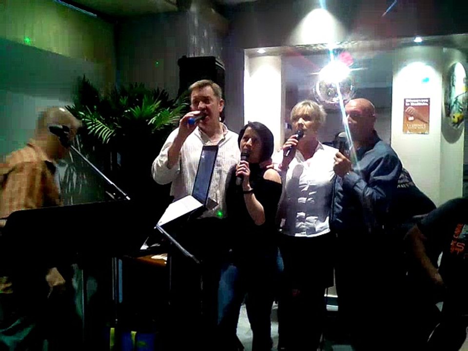 Philippe, Séverine, Maryline et André interprètent "Le coup de soleil" de Richard Cocciante