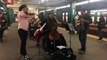 Violoncelle et violons dans le métro de New York.. Bluffant !!
