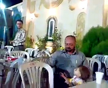 Un enfant tire avec un pistolet sur son père par accident