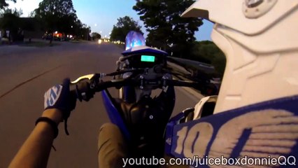 Il tente un Wheeling en moto et s'explose au sol !