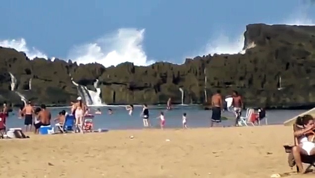Une vague gigantesque arrive sur cette plage tranquille !