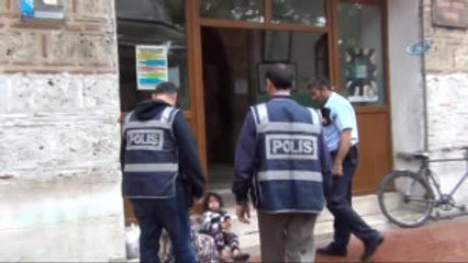 Dilencinin Çocuğuna Polis Şefkati