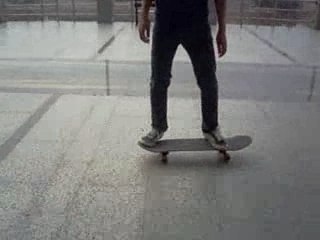 Skateboard Trick: 180 No Comply