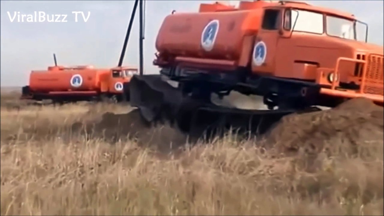 Des Camions Militaires Coincés Dans la Boue, Conducteurs Fous