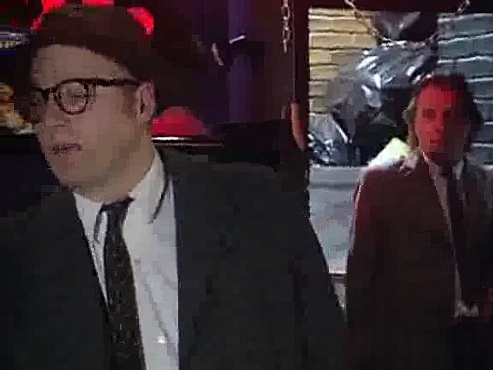 Bottom S01 E01 Smells