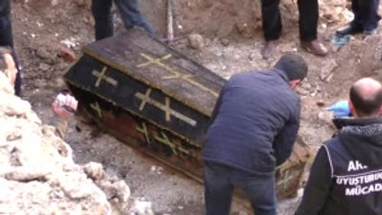 Rus Generale Ait Olduğu Belirtilen Cesedin Kimliğinin Belirlenmesi İçin Konservatörler Ön...