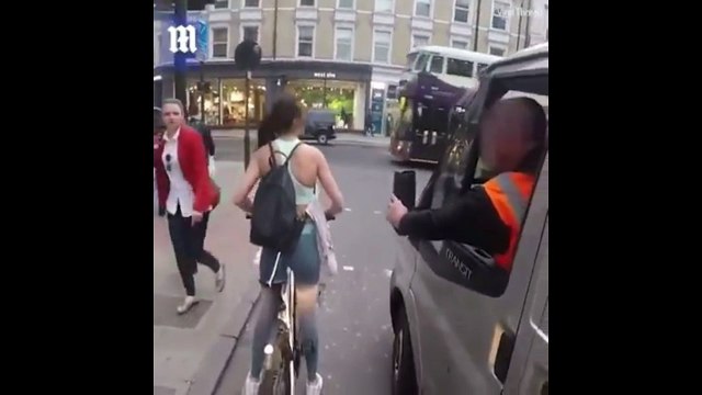 Ragazza in bici stacca lo specchietto del furgone di chi la importunava