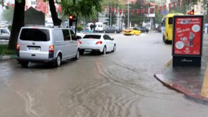 Kütahya'da Şiddetli Yağış Sokakları Göle Çevirdi