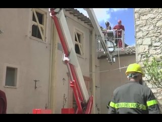 Video herunterladen: Camerino (MC) - Terremoto, lavori casa canonica a Valdiea (18.05.17)