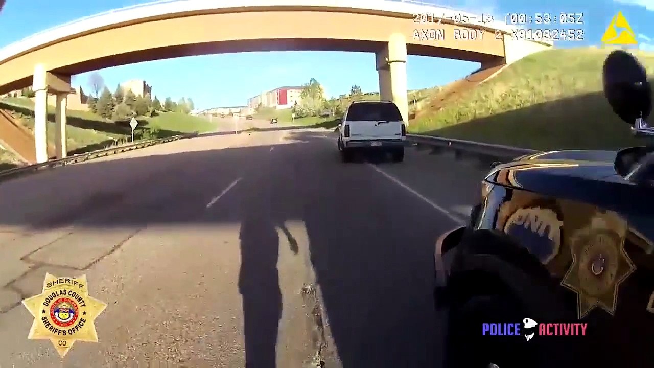 Un policier se retrouve face à un conducteur armé pendant un contrôle