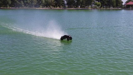 Download Video: Il fait rouler sa voiture radiocommandée sur l'eau