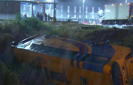 Cinco pasajeros heridos dejó el volcamiento de un bus en la vía a Daule