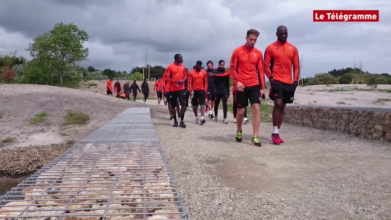 Arzon (56). Les joueurs du FCL à la sortie de l'hôtel Miramar