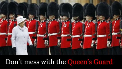 Guarda da rainha não perdoa distracção a turista incauto