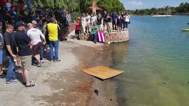 Une voiture RC roule sur l'eau (Las Vegas)