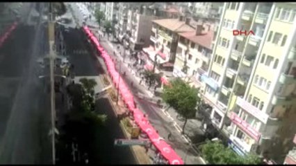 Diyarbakır Öğrenciler Tören Alanına Giderken Dev Türk Bayrağı Açtı