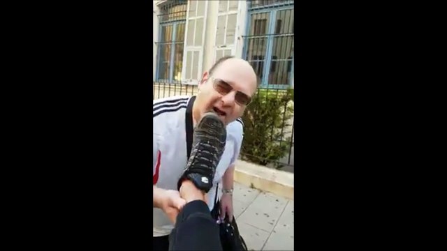 Son kiffe c'est de lecher le dessous des chaussures d'inconnus