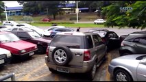 Carros apreendidos vão parar até em canteiro de avenida na Serra