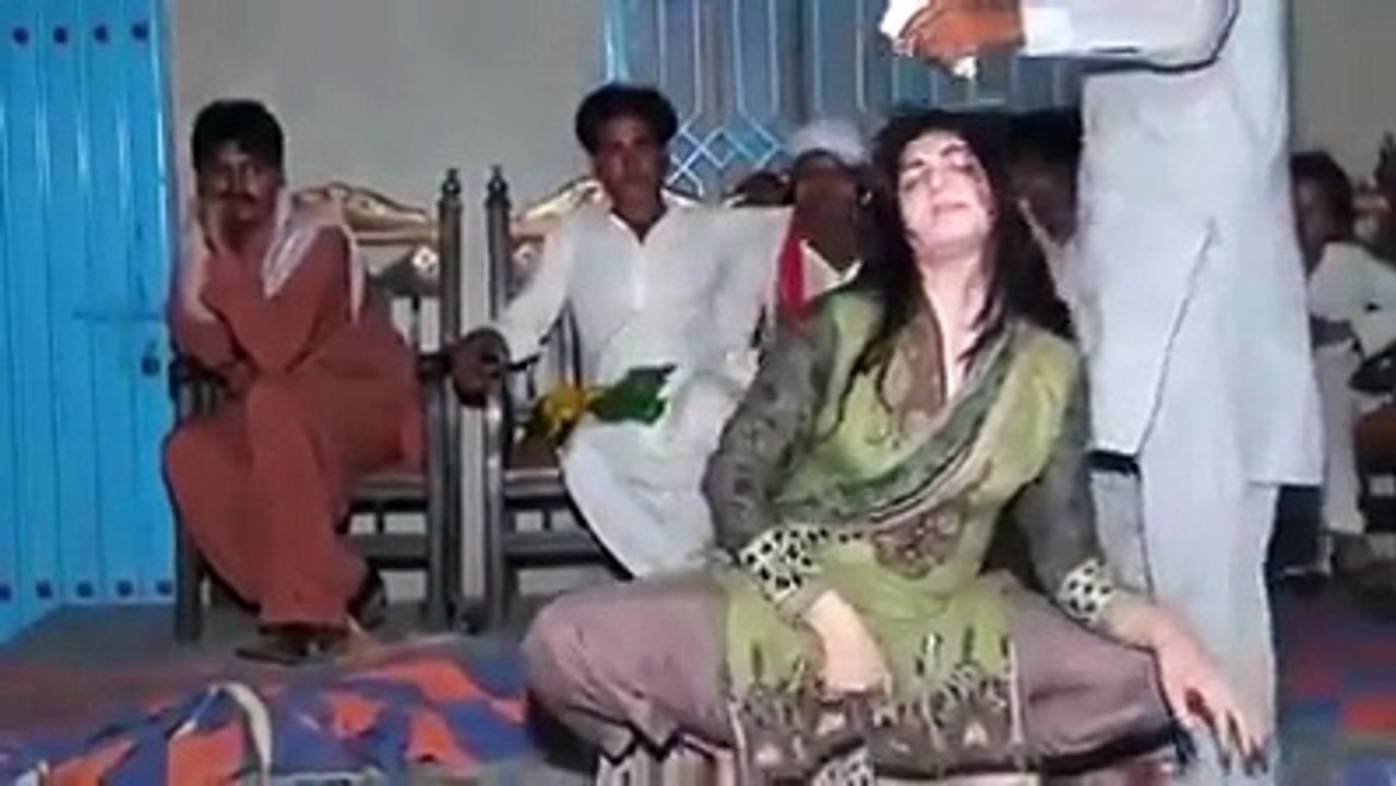 hot girl dance at dj party