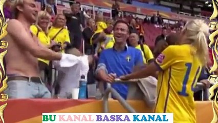 Kadın Futbolcu Taraftar ile Forma Değiştirirse?