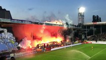 Les supporters de Charleroi lancent un feu d'artifice à la mi-temps