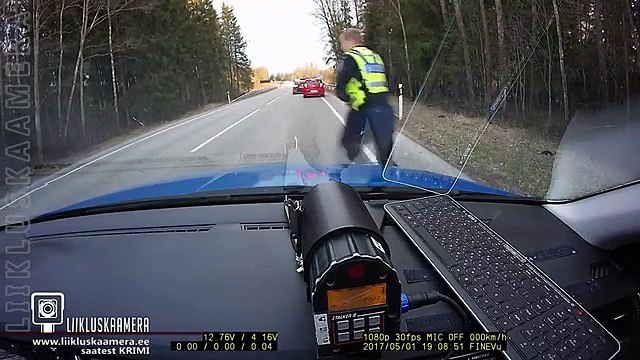 Un uomo salta il posto di blocco e pensa di farla franca, ma ecco come finisce la sua corsa!