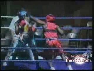 Boxeador que não sabe entrar e nem sair do ringue