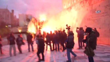 Yunanistan'da Polisle Göstericiler Arasında Arbede