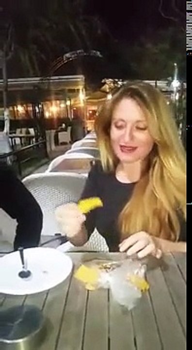 Sahibe Helen Kölesine Mama Yediriyor