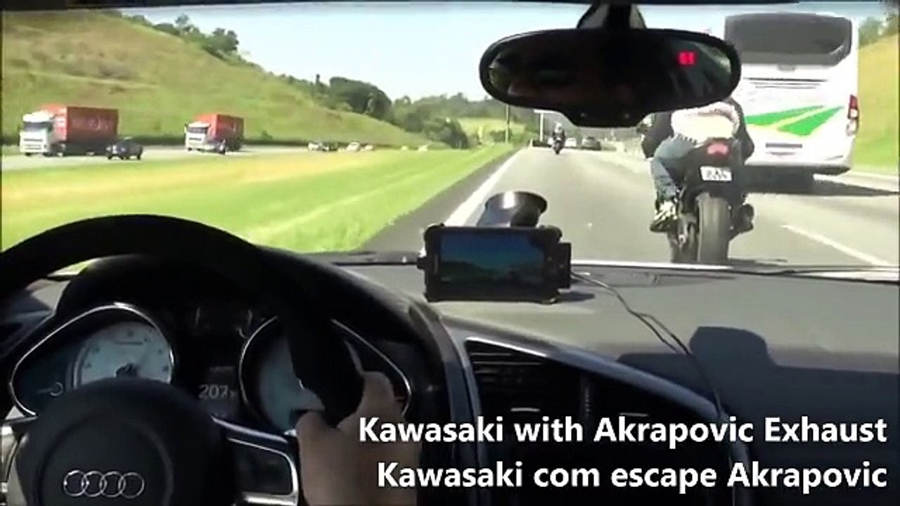 Audi R8 Sürücüsünün, İki Motorcuyla Otoban Yarışı