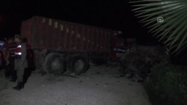 Otomobil Kamyona Çarptı: 5 Yaralı