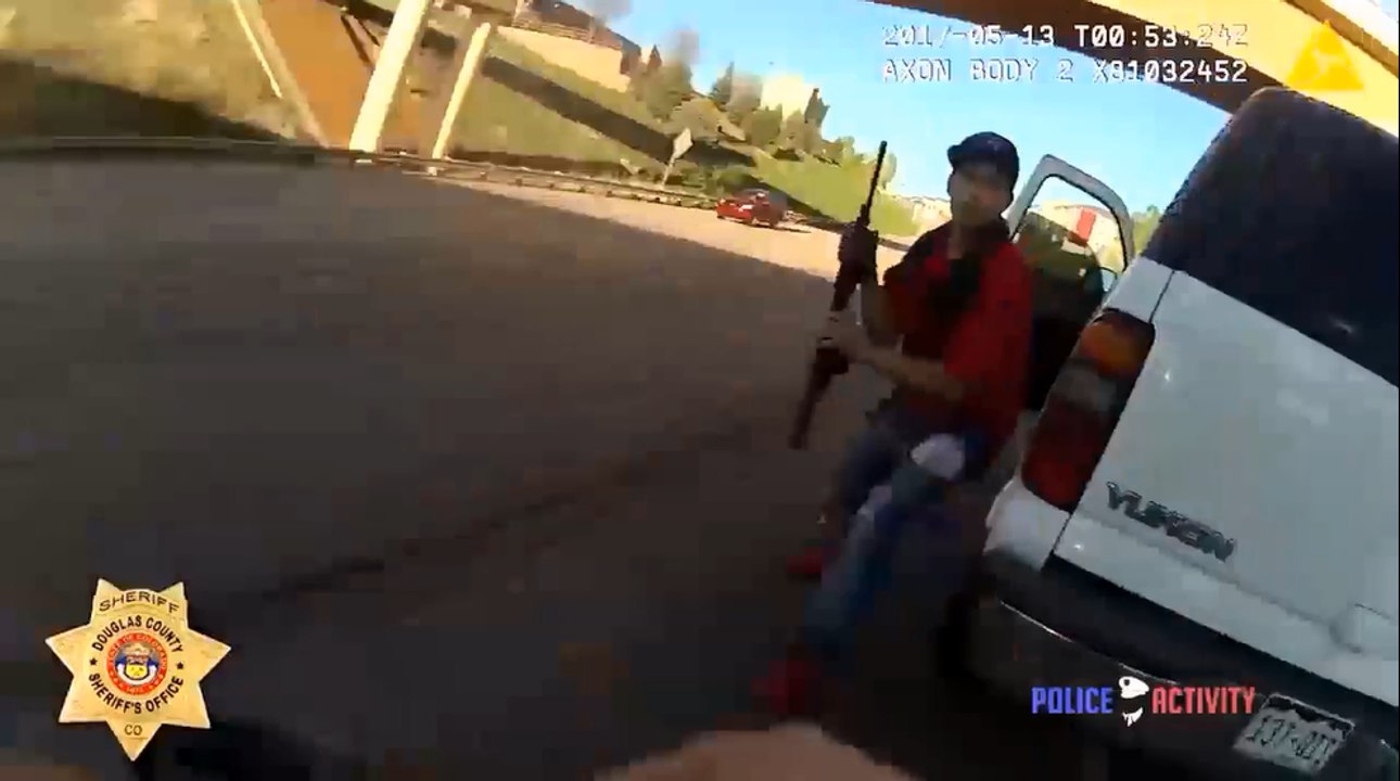 Un policier procède à un contrôle routier, le conducteur surgit armé d'un fusil d'assaut.