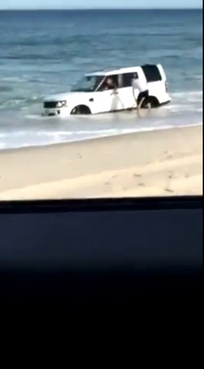 Il noie son 4x4 Land Rover sur la plage à marée haute...