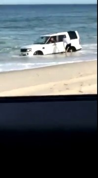 Il noie son 4x4 Land Rover sur la plage à marée haute...