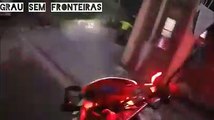 Course poursuite interminable entre un policier et un motard