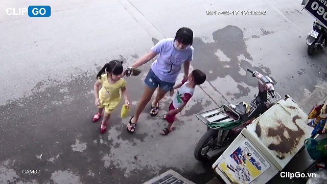 Cướp táo tợn giật sợi dây chuyền của người phụ nữ