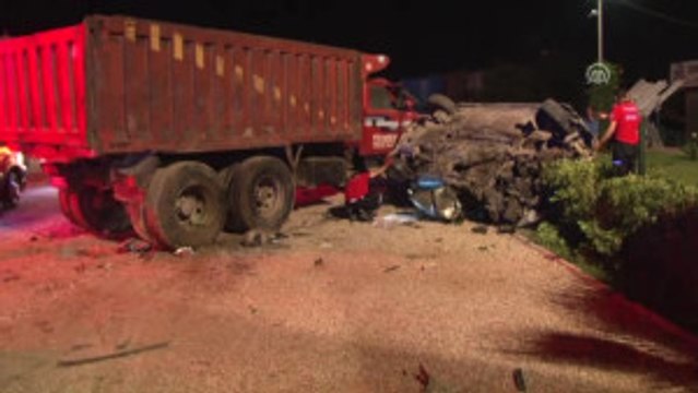 Otomobil Kamyona Çarptı: 5 Yaralı