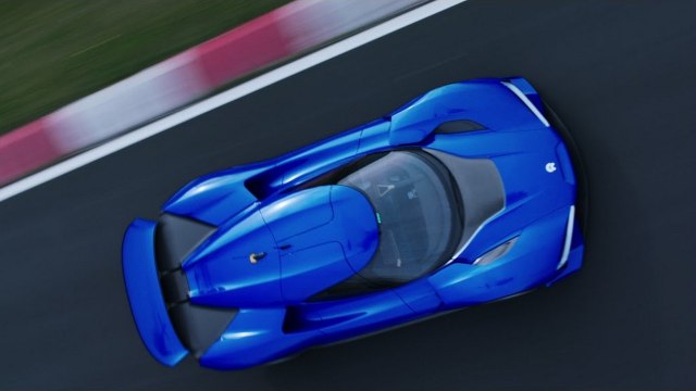 Prise de vue extérieur du pilote bat le record au tour du Nürburgring avec une hypercar électrique